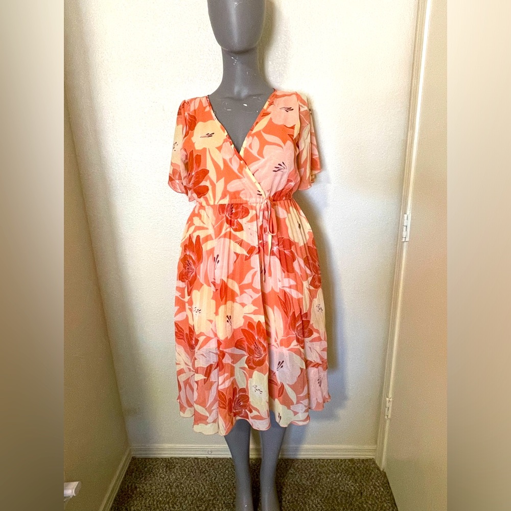 Floral peach pleated faux tie dress. Large